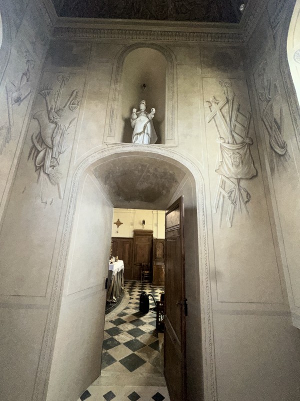 Atelier Giordani - Conservation - Restauration
Edifice – Mobilier - Sculpture – Objets d’art – Moulage –
Pierre, bois métal, polychromie et dorure - Conservation restauration de la Chapelle mortuaire de l'Eglise Sainte Cécile - Maçonnerie et plâtre
décors peint
Dorure - ENDUITS MURAUX PEINTS: 
Consolidation des enduits muraux
Dévernissage et nettoyage des peintures murales 
Refixage des écailles pulvérulentes de polychromie 
Comblement des fissurations et manques au niveau des enduits muraux
Réintégration colorée

STATUE SAINT EVEQUE: 
Dépoussiérage et traitement insecticide
Consolidation du bois et des assemblages 
Nettoyage de la crasse indurée en surface 
Réintégration des éléments mobiles
Comblement et masticage des manques et lacunes 
Réintégration colorée et de dorure

MAUSOLE ET AUTEL: 
Consolidation chimique de la pierre fragilisée
Nettoyage des surfaces
Assemblage et collage des éléments mobiles et déchus 
Moulage des bustes et putti manquants
Comblements des manques, bouchages et ragréage de finitions
Retouches colorées et de dorures, lustrage
Repose des bas-reliefs et table d'autel traités en atelier