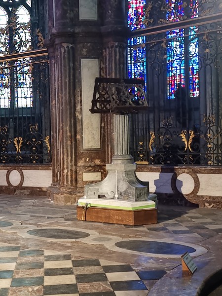 Atelier Giordani - Conservation - Restauration
Edifice – Mobilier - Sculpture – Objets d’art – Moulage –
Pierre, bois métal, polychromie et dorure - Conservation restauration du lutrin en marbre et fer forgé de la Cathédrale de Beauvais - Fer forgé, marbre gris et bois - - Dépoussiérage soigneux
- Traitement biocide 
- Nettoyage par application d'un gel latex
- Purge des anciennes restaurations
- Goujonnage des éléments entre eux, collage et reconstitution du pied en marbre
- Ragréage et rejointoiements
- Harmonisation 
- Cirage de protection
- Création sur mesure à la demande d'un socle roulant en bois