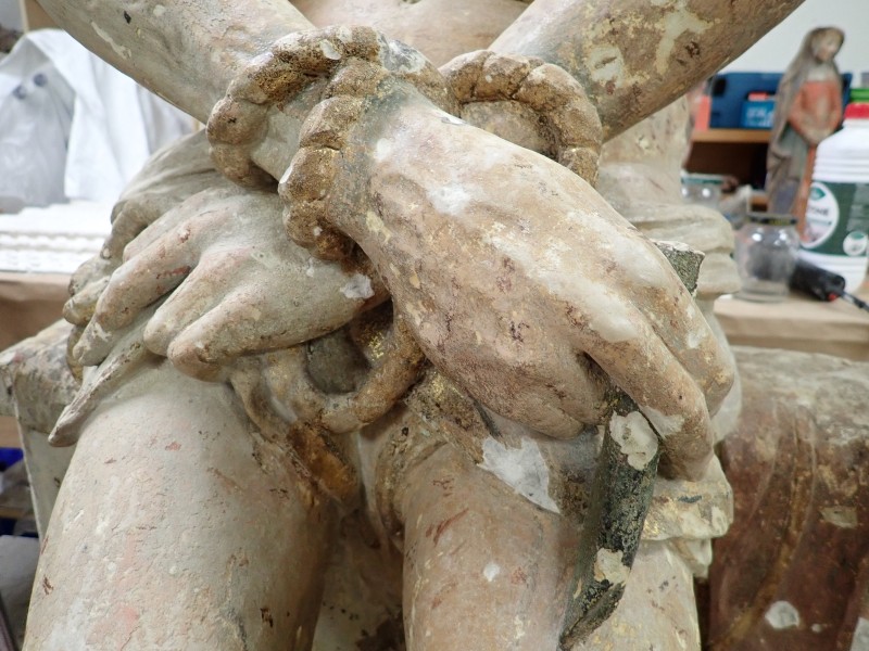 Atelier Giordani - Conservation - Restauration
Edifice – Mobilier - Sculpture – Objets d’art – Moulage –
Pierre, bois métal, polychromie et dorure - Dégagement et conservation de la statue de l'Ecce Homo - Pierre polychrome - Dépose et transfert en atelier avec repose
Application de facings de maintien
Dépoussiérage sous aspiration contrôlée et nettoyage 
Refixage de polychromie
Sondages stratigraphiques
Dégagement de polychromie par clivage manuel au scalpel et sous lunettes binoculaires
Dessalement de la partie basse par application de compresses en pulpe de cellulose
Consolidation de la pierre au dos de la statue par application de silicate d’éthyle dans les cassures et zones basses
Comblement des lacunes et traitement de surface par application d’un mastique. 
Retouches chromatiques et reprises colorées surfaciques
Application à l’aérosol d’un vernis de protection