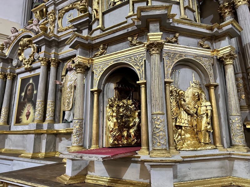 Atelier Giordani - Conservation - Restauration
Edifice – Mobilier - Sculpture – Objets d’art – Moulage –
Pierre, bois métal, polychromie et dorure - Retable majeur Becquigny - Bois polychrome et dorure - - Dépoussiérage et nettoyage
- Assainissement de l'ouvrage
- Consolidation structurelle
- Conservation restauration de toute la statuaire
- Refixage de la polychromie et réintégration colorée
- Allègement de la bronzine et restauration de la dorure sur mixtion à la feuille d'or