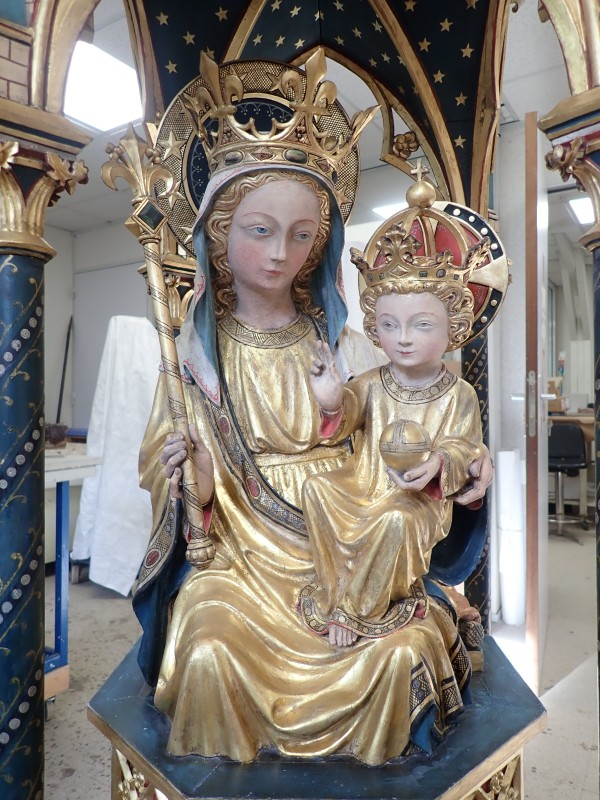 Atelier Giordani - Conservation - Restauration
Edifice – Mobilier - Sculpture – Objets d’art – Moulage –
Pierre, bois métal, polychromie et dorure - Restauration d'une statue de la Vierge à l'enfant de la Cathédrale Notre-Dame-de-la-Treille en bois polychrome et dorure - Bois polychrome et dorure - -Dépose/repose avec transfert en atelier
-Dépoussiérage minutieux sous aspiration contrôlée
-Refixage de la polychromie soulevée
-Nettoyage au triammonium citrate
-Complément de sculpture
-Réintégration de dorure
-Réintégration de polychromie
- Protection de la surface par application d'une cire microcristalline