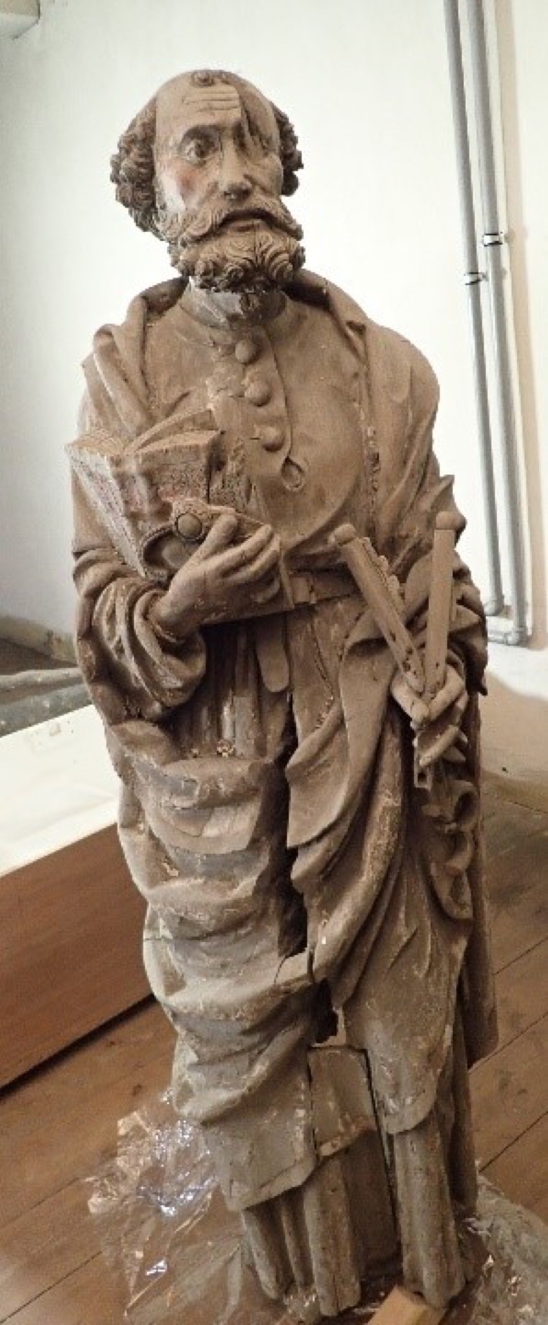 Atelier Giordani - Conservation - Restauration
Edifice – Mobilier - Sculpture – Objets d’art – Moulage –
Pierre, bois métal, polychromie et dorure - Étude préalable à la restauration du Saint Pierre - Bois polychrome - OPÉRATIONS RÉALISÉES : 

- Dépoussiérage 
- Constat d’état 
- Étude stratigraphique comprenant prélèvement d’écailles pour analyse en laboratoire 
- Proposition de traitement de conservation-restauration