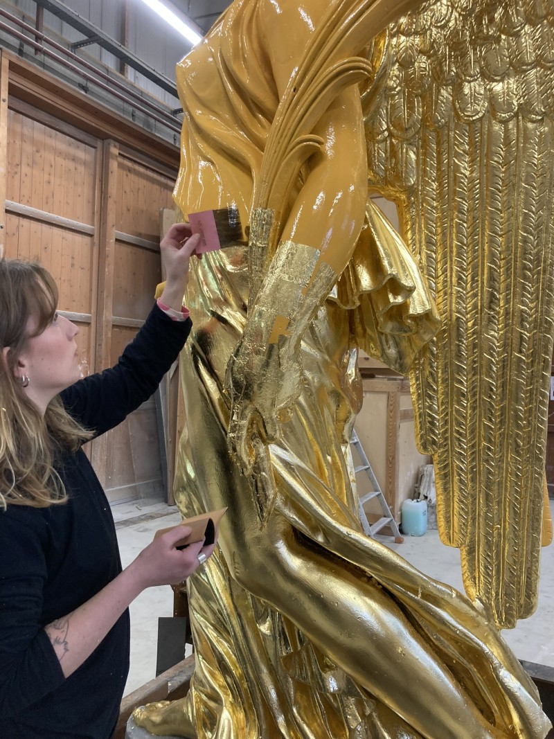 Atelier Giordani - Conservation - Restauration
Edifice – Mobilier - Sculpture – Objets d’art – Moulage –
Pierre, bois métal, polychromie et dorure - Dorure de l'Arc de triomphe du Carrousel du Louvre - Dorure à la mixtion - Application de la peinture d’accroche
Application de la peinture teinté ocre jaune
Application de la mixtion
Pose des feuilles d’or libres et encollées puis époussetage 
Retouches or mica
Matage