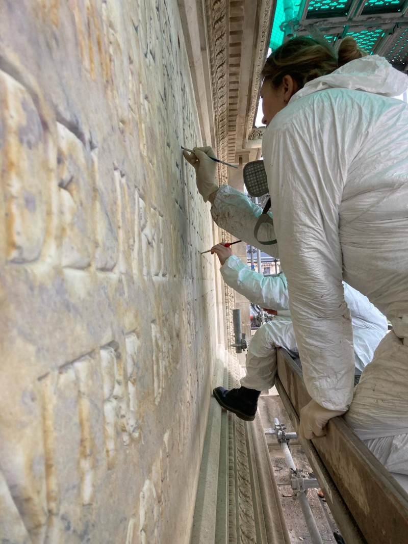 Atelier Giordani - Conservation - Restauration
Edifice – Mobilier - Sculpture – Objets d’art – Moulage –
Pierre, bois métal, polychromie et dorure - Dorure de l'Arc de triomphe du Carrousel du Louvre - Dorure à la mixtion - Application de la peinture d’accroche
Application de la peinture teinté ocre jaune
Application de la mixtion
Pose des feuilles d’or libres et encollées puis époussetage 
Retouches or mica
Matage