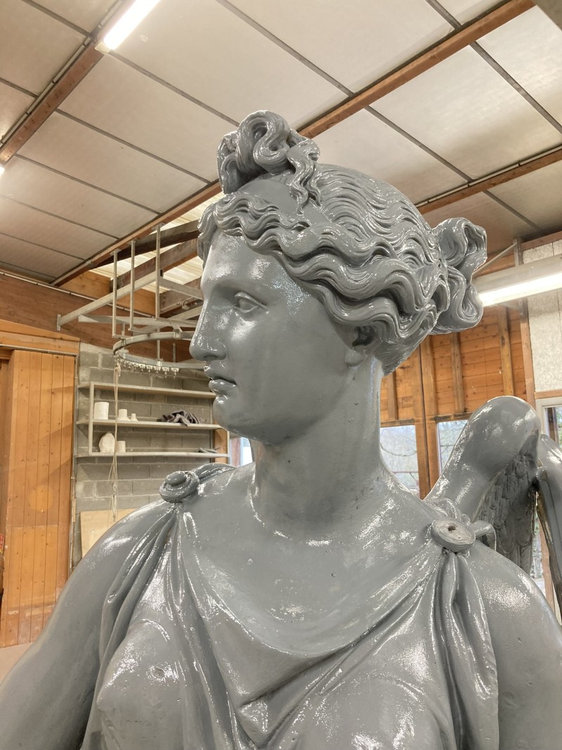 Atelier Giordani - Conservation - Restauration
Edifice – Mobilier - Sculpture – Objets d’art – Moulage –
Pierre, bois métal, polychromie et dorure - Dorure de l'Arc de triomphe du Carrousel du Louvre - Dorure à la mixtion - Application de la peinture d’accroche
Application de la peinture teinté ocre jaune
Application de la mixtion
Pose des feuilles d’or libres et encollées puis époussetage 
Retouches or mica
Matage