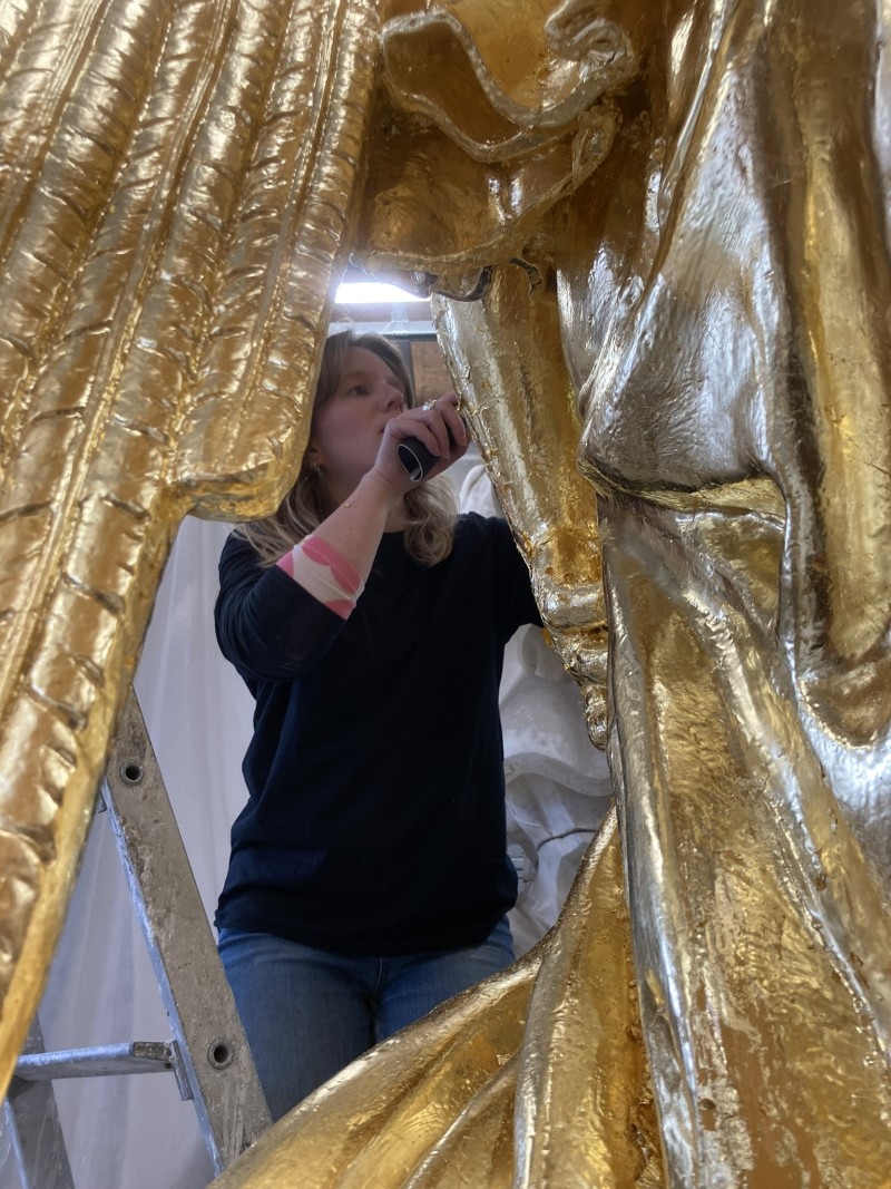 Atelier Giordani - Conservation - Restauration
Edifice – Mobilier - Sculpture – Objets d’art – Moulage –
Pierre, bois métal, polychromie et dorure - Dorure de l'Arc de triomphe du Carrousel du Louvre - Dorure à la mixtion - Application de la peinture d’accroche
Application de la peinture teinté ocre jaune
Application de la mixtion
Pose des feuilles d’or libres et encollées puis époussetage 
Retouches or mica
Matage