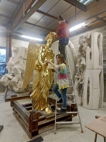 Atelier Giordani - Conservation - Restauration
Edifice – Mobilier - Sculpture – Objets d’art – Moulage –
Pierre, bois métal, polychromie et dorure - Dorure de l'Arc de triomphe du Carrousel du Louvre - Dorure à la mixtion - Application de la peinture d’accroche
Application de la peinture teinté ocre jaune
Application de la mixtion
Pose des feuilles d’or libres et encollées puis époussetage 
Retouches or mica
Matage