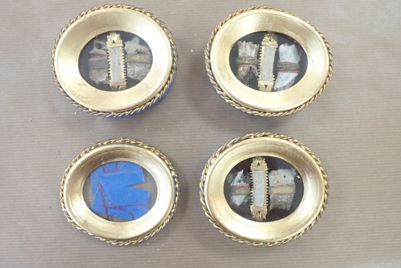 Atelier Giordani - Conservation - Restauration
Edifice – Mobilier - Sculpture – Objets d’art – Moulage –
Pierre, bois métal, polychromie et dorure - Conservation restauration d'une paire de reliquaires - Bois polychrome et dorure - Traitement insecticide par anoxie dynamique et pulvérisation au revers d’insecticide
Purge des zones trop altérées
Traitement de consolidation chimique du bois
Pose de pièce de renfort ponctuelle au revers et pose d’intissé polyester au revers pour consolidation structurelle
Comblement des fentes de dessiccation par application de flipots encollés
Bouchage des manques à la résine époxydique 
Complément des manques à la résine époxydique chargée en poudre de bois
Restitution d’une dorure à la mixtion avec patine et cirage à la ciremicrocristaline
Retouche du faux-marbre sur les socles par usage de peinture acrylique