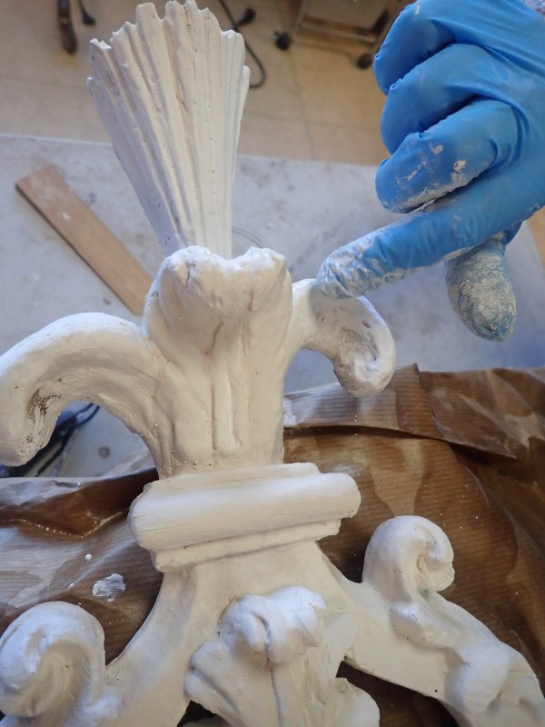 Atelier Giordani - Conservation - Restauration
Edifice – Mobilier - Sculpture – Objets d’art – Moulage –
Pierre, bois métal, polychromie et dorure - Conservation restauration d'une paire de reliquaires - Bois polychrome et dorure - Traitement insecticide par anoxie dynamique et pulvérisation au revers d’insecticide
Purge des zones trop altérées
Traitement de consolidation chimique du bois
Pose de pièce de renfort ponctuelle au revers et pose d’intissé polyester au revers pour consolidation structurelle
Comblement des fentes de dessiccation par application de flipots encollés
Bouchage des manques à la résine époxydique 
Complément des manques à la résine époxydique chargée en poudre de bois
Restitution d’une dorure à la mixtion avec patine et cirage à la ciremicrocristaline
Retouche du faux-marbre sur les socles par usage de peinture acrylique