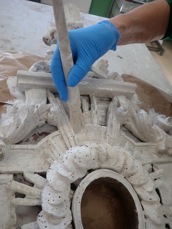Atelier Giordani - Conservation - Restauration
Edifice – Mobilier - Sculpture – Objets d’art – Moulage –
Pierre, bois métal, polychromie et dorure - Conservation restauration d'une paire de reliquaires - Bois polychrome et dorure - Traitement insecticide par anoxie dynamique et pulvérisation au revers d’insecticide
Purge des zones trop altérées
Traitement de consolidation chimique du bois
Pose de pièce de renfort ponctuelle au revers et pose d’intissé polyester au revers pour consolidation structurelle
Comblement des fentes de dessiccation par application de flipots encollés
Bouchage des manques à la résine époxydique 
Complément des manques à la résine époxydique chargée en poudre de bois
Restitution d’une dorure à la mixtion avec patine et cirage à la ciremicrocristaline
Retouche du faux-marbre sur les socles par usage de peinture acrylique