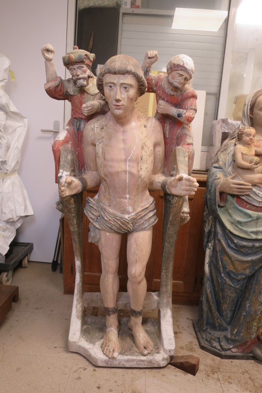 Atelier Giordani - Conservation - Restauration
Edifice – Mobilier - Sculpture – Objets d’art – Moulage –
Pierre, bois métal, polychromie et dorure - Conservation restauration de 2 retables baldaquin pour l'Eglise Saint Quentin - Bois polychrome - -	Dépoussiérage soigneux 
-	Purges des altération et anciennes restaurations
-	Traitement insecticide et fongicide
-	Consolidation chimide du bois
-	Révision des assemblages et resserrement des disjointoiements
-	Consolidation par pièces de renforts et greffes de bois de même essence
-	Bouchages et modelage des manques à la résine époxydique
-	Nettoyage des surfaces
-	Masticage des lacunes de surface
-	Traitement des éléments métalliques
-	Harmonisation colorée des surfaces
-	Restauration des statues
-      Dégagement de polychromie de la Statue de la Vierge à l'enfant