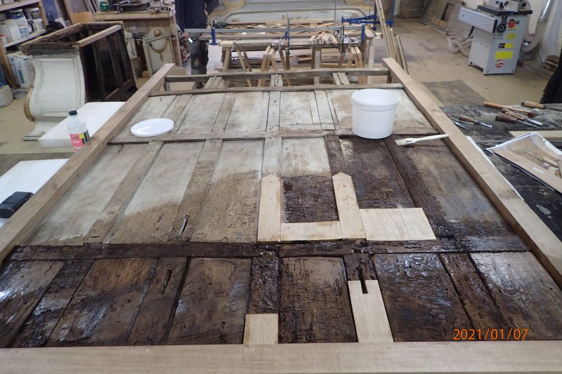 Atelier Giordani - Conservation - Restauration
Edifice – Mobilier - Sculpture – Objets d’art – Moulage –
Pierre, bois métal, polychromie et dorure - Conservation restauration de 2 retables baldaquin pour l'Eglise Saint Quentin - Bois polychrome - -	Dépoussiérage soigneux 
-	Purges des altération et anciennes restaurations
-	Traitement insecticide et fongicide
-	Consolidation chimide du bois
-	Révision des assemblages et resserrement des disjointoiements
-	Consolidation par pièces de renforts et greffes de bois de même essence
-	Bouchages et modelage des manques à la résine époxydique
-	Nettoyage des surfaces
-	Masticage des lacunes de surface
-	Traitement des éléments métalliques
-	Harmonisation colorée des surfaces
-	Restauration des statues
-      Dégagement de polychromie de la Statue de la Vierge à l'enfant