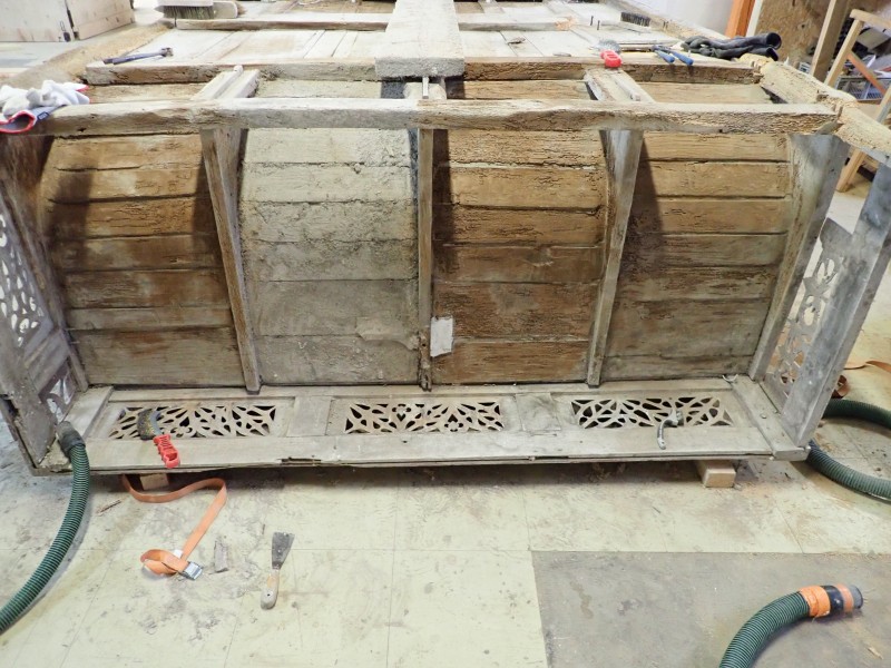 Atelier Giordani - Conservation - Restauration
Edifice – Mobilier - Sculpture – Objets d’art – Moulage –
Pierre, bois métal, polychromie et dorure - Conservation restauration de 2 retables baldaquin pour l'Eglise Saint Quentin - Bois polychrome - -	Dépoussiérage soigneux 
-	Purges des altération et anciennes restaurations
-	Traitement insecticide et fongicide
-	Consolidation chimide du bois
-	Révision des assemblages et resserrement des disjointoiements
-	Consolidation par pièces de renforts et greffes de bois de même essence
-	Bouchages et modelage des manques à la résine époxydique
-	Nettoyage des surfaces
-	Masticage des lacunes de surface
-	Traitement des éléments métalliques
-	Harmonisation colorée des surfaces
-	Restauration des statues
-      Dégagement de polychromie de la Statue de la Vierge à l'enfant