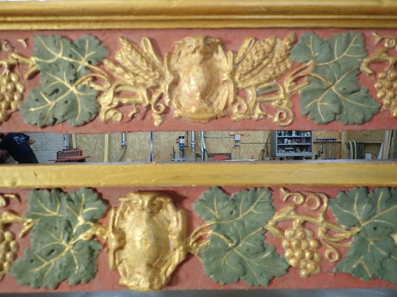 Atelier Giordani - Conservation - Restauration
Edifice – Mobilier - Sculpture – Objets d’art – Moulage –
Pierre, bois métal, polychromie et dorure - Conservation restauration de 2 retables baldaquin pour l'Eglise Saint Quentin - Bois polychrome - -	Dépoussiérage soigneux 
-	Purges des altération et anciennes restaurations
-	Traitement insecticide et fongicide
-	Consolidation chimide du bois
-	Révision des assemblages et resserrement des disjointoiements
-	Consolidation par pièces de renforts et greffes de bois de même essence
-	Bouchages et modelage des manques à la résine époxydique
-	Nettoyage des surfaces
-	Masticage des lacunes de surface
-	Traitement des éléments métalliques
-	Harmonisation colorée des surfaces
-	Restauration des statues
-      Dégagement de polychromie de la Statue de la Vierge à l'enfant