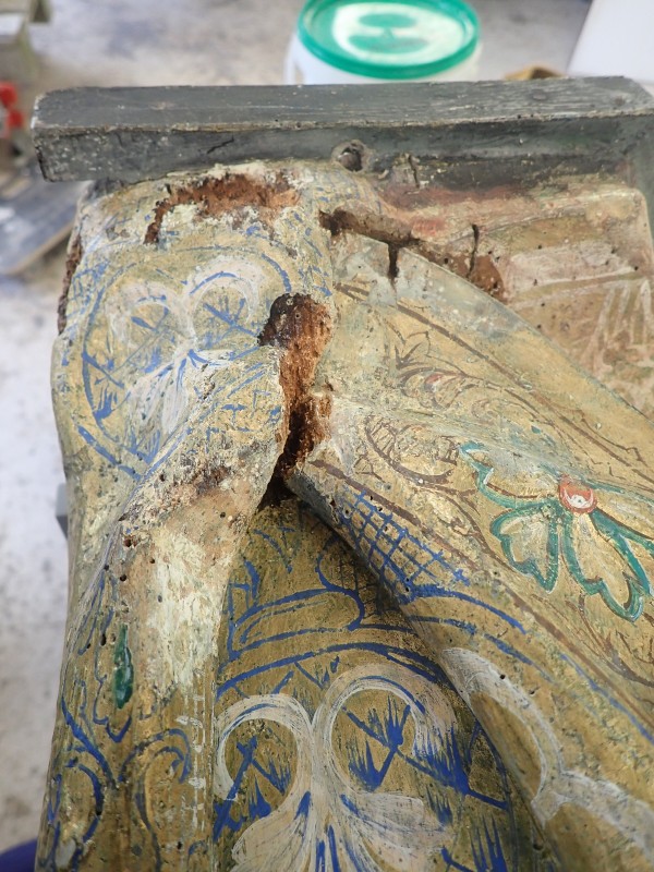 Atelier Giordani - Conservation - Restauration
Edifice – Mobilier - Sculpture – Objets d’art – Moulage –
Pierre, bois métal, polychromie et dorure - Conservation restauration de 2 retables baldaquin pour l'Eglise Saint Quentin - Bois polychrome - -	Dépoussiérage soigneux 
-	Purges des altération et anciennes restaurations
-	Traitement insecticide et fongicide
-	Consolidation chimide du bois
-	Révision des assemblages et resserrement des disjointoiements
-	Consolidation par pièces de renforts et greffes de bois de même essence
-	Bouchages et modelage des manques à la résine époxydique
-	Nettoyage des surfaces
-	Masticage des lacunes de surface
-	Traitement des éléments métalliques
-	Harmonisation colorée des surfaces
-	Restauration des statues
-      Dégagement de polychromie de la Statue de la Vierge à l'enfant