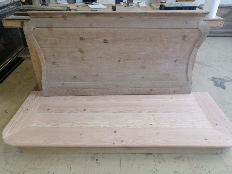 Atelier Giordani - Conservation - Restauration
Edifice – Mobilier - Sculpture – Objets d’art – Moulage –
Pierre, bois métal, polychromie et dorure - Conservation restauration de 2 retables baldaquin pour l'Eglise Saint Quentin - Bois polychrome - -	Dépoussiérage soigneux 
-	Purges des altération et anciennes restaurations
-	Traitement insecticide et fongicide
-	Consolidation chimide du bois
-	Révision des assemblages et resserrement des disjointoiements
-	Consolidation par pièces de renforts et greffes de bois de même essence
-	Bouchages et modelage des manques à la résine époxydique
-	Nettoyage des surfaces
-	Masticage des lacunes de surface
-	Traitement des éléments métalliques
-	Harmonisation colorée des surfaces
-	Restauration des statues
-      Dégagement de polychromie de la Statue de la Vierge à l'enfant