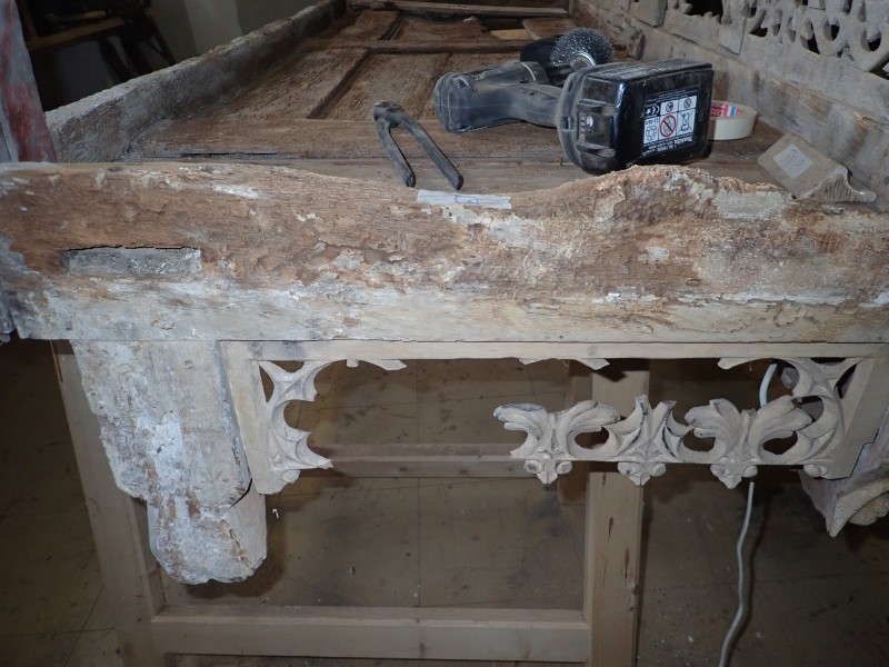 Atelier Giordani - Conservation - Restauration
Edifice – Mobilier - Sculpture – Objets d’art – Moulage –
Pierre, bois métal, polychromie et dorure - Conservation restauration de 2 retables baldaquin pour l'Eglise Saint Quentin - Bois polychrome - -	Dépoussiérage soigneux 
-	Purges des altération et anciennes restaurations
-	Traitement insecticide et fongicide
-	Consolidation chimide du bois
-	Révision des assemblages et resserrement des disjointoiements
-	Consolidation par pièces de renforts et greffes de bois de même essence
-	Bouchages et modelage des manques à la résine époxydique
-	Nettoyage des surfaces
-	Masticage des lacunes de surface
-	Traitement des éléments métalliques
-	Harmonisation colorée des surfaces
-	Restauration des statues
-      Dégagement de polychromie de la Statue de la Vierge à l'enfant