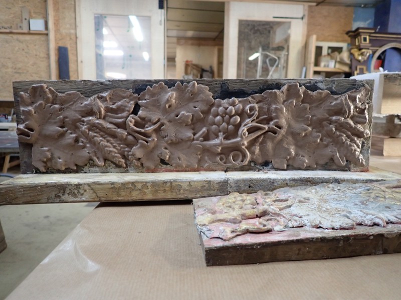 Atelier Giordani - Conservation - Restauration
Edifice – Mobilier - Sculpture – Objets d’art – Moulage –
Pierre, bois métal, polychromie et dorure - Conservation restauration de 2 retables baldaquin pour l'Eglise Saint Quentin - Bois polychrome - -	Dépoussiérage soigneux 
-	Purges des altération et anciennes restaurations
-	Traitement insecticide et fongicide
-	Consolidation chimide du bois
-	Révision des assemblages et resserrement des disjointoiements
-	Consolidation par pièces de renforts et greffes de bois de même essence
-	Bouchages et modelage des manques à la résine époxydique
-	Nettoyage des surfaces
-	Masticage des lacunes de surface
-	Traitement des éléments métalliques
-	Harmonisation colorée des surfaces
-	Restauration des statues
-      Dégagement de polychromie de la Statue de la Vierge à l'enfant