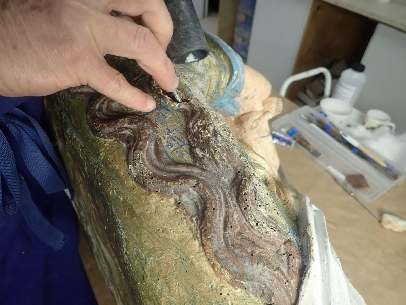 Atelier Giordani - Conservation - Restauration
Edifice – Mobilier - Sculpture – Objets d’art – Moulage –
Pierre, bois métal, polychromie et dorure - Conservation restauration de 2 retables baldaquin pour l'Eglise Saint Quentin - Bois polychrome - -	Dépoussiérage soigneux 
-	Purges des altération et anciennes restaurations
-	Traitement insecticide et fongicide
-	Consolidation chimide du bois
-	Révision des assemblages et resserrement des disjointoiements
-	Consolidation par pièces de renforts et greffes de bois de même essence
-	Bouchages et modelage des manques à la résine époxydique
-	Nettoyage des surfaces
-	Masticage des lacunes de surface
-	Traitement des éléments métalliques
-	Harmonisation colorée des surfaces
-	Restauration des statues
-      Dégagement de polychromie de la Statue de la Vierge à l'enfant