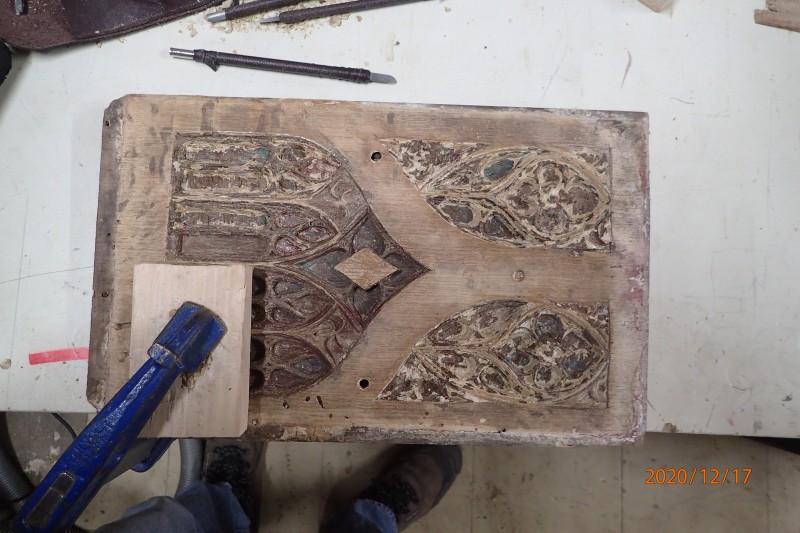 Atelier Giordani - Conservation - Restauration
Edifice – Mobilier - Sculpture – Objets d’art – Moulage –
Pierre, bois métal, polychromie et dorure - Conservation restauration de 2 retables baldaquin pour l'Eglise Saint Quentin - Bois polychrome - -	Dépoussiérage soigneux 
-	Purges des altération et anciennes restaurations
-	Traitement insecticide et fongicide
-	Consolidation chimide du bois
-	Révision des assemblages et resserrement des disjointoiements
-	Consolidation par pièces de renforts et greffes de bois de même essence
-	Bouchages et modelage des manques à la résine époxydique
-	Nettoyage des surfaces
-	Masticage des lacunes de surface
-	Traitement des éléments métalliques
-	Harmonisation colorée des surfaces
-	Restauration des statues
-      Dégagement de polychromie de la Statue de la Vierge à l'enfant