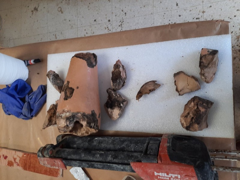 Atelier Giordani - Conservation - Restauration
Edifice – Mobilier - Sculpture – Objets d’art – Moulage –
Pierre, bois métal, polychromie et dorure - Conservation restauration de 2 statues en terre cuite du jardin du Château d'Omonville - Terre cuite - - Dépose et transfert en atelier
- Repérage des fragments déposés
- Purge des anciennes restaurations et badigeons écaillant
- Traitement biocide
-  Dépoussiérage soigneux sous aspiration contrôlée
- Pré-consolidation du support
- Re-fixage de polychromie
- Nettoyage 
- Consolidation du support
- Re-fixage du badigeon
- Goujonnages et collage
- Renforts structurels
- Comblement et remodelage des manques
- Comblement des fissures par coulis de chaux
- Retouche colorées et harmonisation
- Repose et scellement