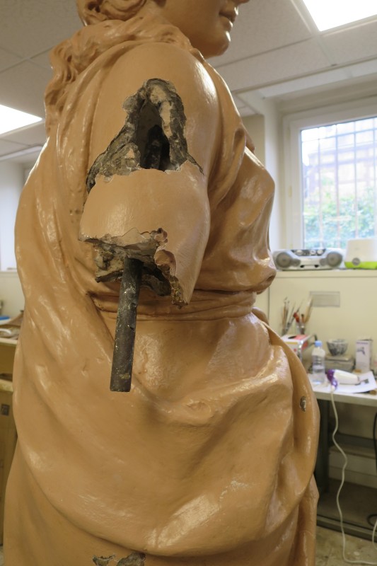 Atelier Giordani - Conservation - Restauration
Edifice – Mobilier - Sculpture – Objets d’art – Moulage –
Pierre, bois métal, polychromie et dorure - Conservation restauration de 2 statues en terre cuite du jardin du Château d'Omonville - Terre cuite - - Dépose et transfert en atelier
- Repérage des fragments déposés
- Purge des anciennes restaurations et badigeons écaillant
- Traitement biocide
-  Dépoussiérage soigneux sous aspiration contrôlée
- Pré-consolidation du support
- Re-fixage de polychromie
- Nettoyage 
- Consolidation du support
- Re-fixage du badigeon
- Goujonnages et collage
- Renforts structurels
- Comblement et remodelage des manques
- Comblement des fissures par coulis de chaux
- Retouche colorées et harmonisation
- Repose et scellement