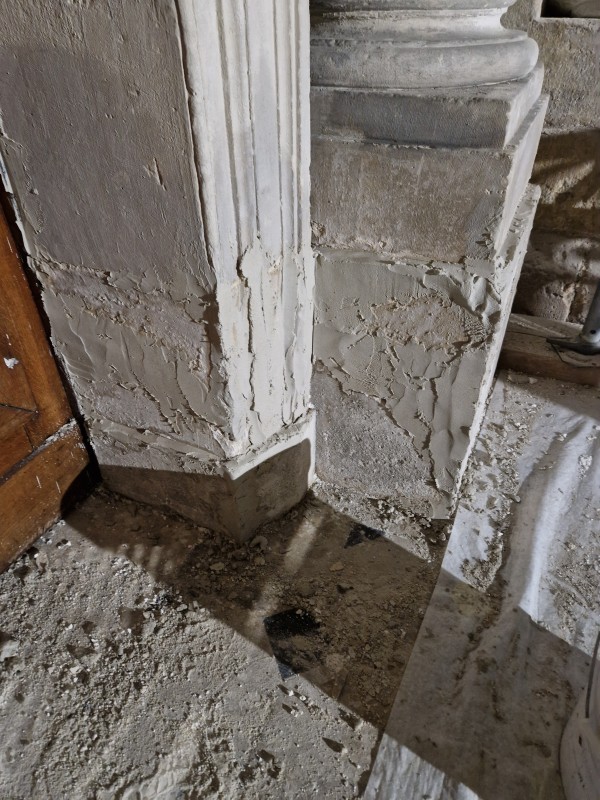 Atelier Giordani - Conservation - Restauration
Edifice – Mobilier - Sculpture – Objets d’art – Moulage –
Pierre, bois métal, polychromie et dorure - Conservation restauration de l'ensemble architectural de la porte de la sacristie de la Cathédrale Saint Gervais - Pierre calcaire et marbre avec dorure - - Dessalement avec des compresses de pulpe de cellulose
- Nettoyage du marbre à l’aide d’un vaporetto
- Nettoyage de la pierre avec un film Latex pelable
- Consolidation par infiltration
- Ragréage avec un mortier de type Altar
- Harmonisation du fronton et des pots à flammes
- Reprise ponctuelle des lettrages à la feuille d’or
- Lustrage du marbre au chiffon doux