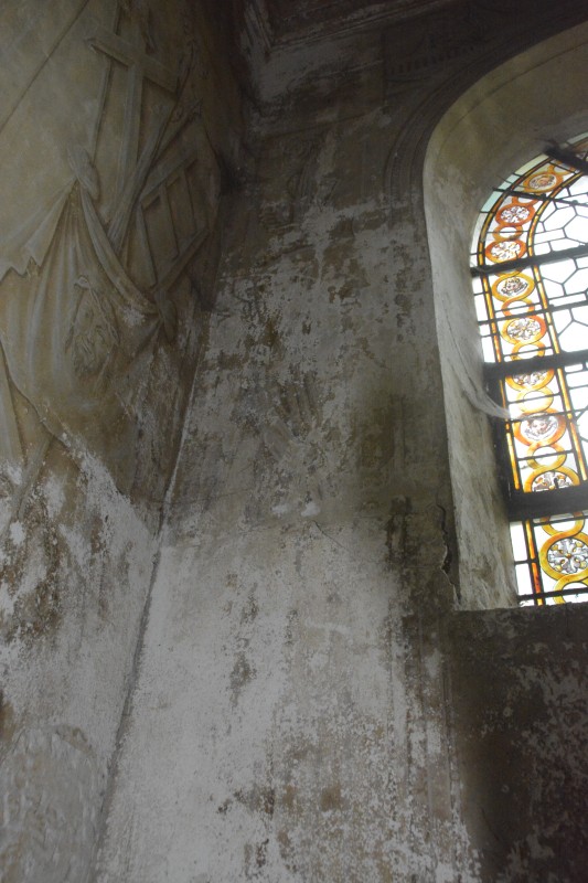 Atelier Giordani - Conservation - Restauration
Edifice – Mobilier - Sculpture – Objets d’art – Moulage –
Pierre, bois métal, polychromie et dorure - Conservation restauration de la Chapelle mortuaire de l'Eglise Sainte Cécile - Maçonnerie et plâtre
décors peint
Dorure - ENDUITS MURAUX PEINTS: 
Consolidation des enduits muraux
Dévernissage et nettoyage des peintures murales 
Refixage des écailles pulvérulentes de polychromie 
Comblement des fissurations et manques au niveau des enduits muraux
Réintégration colorée

STATUE SAINT EVEQUE: 
Dépoussiérage et traitement insecticide
Consolidation du bois et des assemblages 
Nettoyage de la crasse indurée en surface 
Réintégration des éléments mobiles
Comblement et masticage des manques et lacunes 
Réintégration colorée et de dorure

MAUSOLE ET AUTEL: 
Consolidation chimique de la pierre fragilisée
Nettoyage des surfaces
Assemblage et collage des éléments mobiles et déchus 
Moulage des bustes et putti manquants
Comblements des manques, bouchages et ragréage de finitions
Retouches colorées et de dorures, lustrage
Repose des bas-reliefs et table d'autel traités en atelier