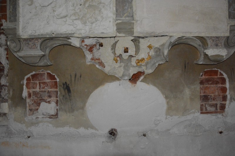 Atelier Giordani - Conservation - Restauration
Edifice – Mobilier - Sculpture – Objets d’art – Moulage –
Pierre, bois métal, polychromie et dorure - Conservation restauration de la Chapelle mortuaire de l'Eglise Sainte Cécile - Maçonnerie et plâtre
décors peint
Dorure - ENDUITS MURAUX PEINTS: 
Consolidation des enduits muraux
Dévernissage et nettoyage des peintures murales 
Refixage des écailles pulvérulentes de polychromie 
Comblement des fissurations et manques au niveau des enduits muraux
Réintégration colorée

STATUE SAINT EVEQUE: 
Dépoussiérage et traitement insecticide
Consolidation du bois et des assemblages 
Nettoyage de la crasse indurée en surface 
Réintégration des éléments mobiles
Comblement et masticage des manques et lacunes 
Réintégration colorée et de dorure

MAUSOLE ET AUTEL: 
Consolidation chimique de la pierre fragilisée
Nettoyage des surfaces
Assemblage et collage des éléments mobiles et déchus 
Moulage des bustes et putti manquants
Comblements des manques, bouchages et ragréage de finitions
Retouches colorées et de dorures, lustrage
Repose des bas-reliefs et table d'autel traités en atelier