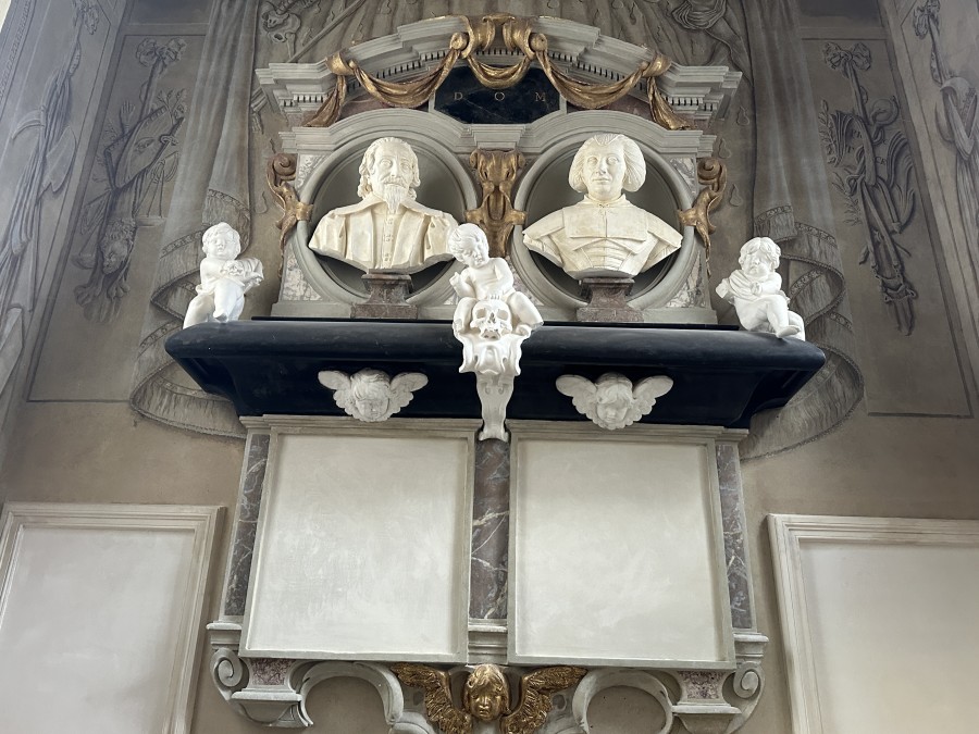 Atelier Giordani - Conservation - Restauration
Edifice – Mobilier - Sculpture – Objets d’art – Moulage –
Pierre, bois métal, polychromie et dorure - Conservation restauration de la Chapelle mortuaire de l'Eglise Sainte Cécile - Maçonnerie et plâtre
décors peint
Dorure - ENDUITS MURAUX PEINTS: 
Consolidation des enduits muraux
Dévernissage et nettoyage des peintures murales 
Refixage des écailles pulvérulentes de polychromie 
Comblement des fissurations et manques au niveau des enduits muraux
Réintégration colorée

STATUE SAINT EVEQUE: 
Dépoussiérage et traitement insecticide
Consolidation du bois et des assemblages 
Nettoyage de la crasse indurée en surface 
Réintégration des éléments mobiles
Comblement et masticage des manques et lacunes 
Réintégration colorée et de dorure

MAUSOLE ET AUTEL: 
Consolidation chimique de la pierre fragilisée
Nettoyage des surfaces
Assemblage et collage des éléments mobiles et déchus 
Moulage des bustes et putti manquants
Comblements des manques, bouchages et ragréage de finitions
Retouches colorées et de dorures, lustrage
Repose des bas-reliefs et table d'autel traités en atelier