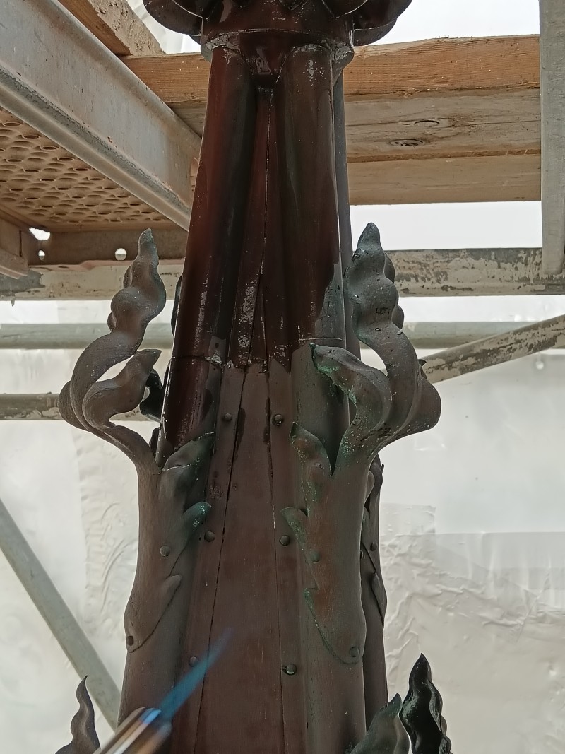 Atelier Giordani - Conservation - Restauration
Edifice – Mobilier - Sculpture – Objets d’art – Moulage –
Pierre, bois métal, polychromie et dorure - Conservation restauration du monument Alexandre Legrand au Palais des Bénédictines - Pierre, statue et pinacle en bronze - Traitement biocide
Nettoyage par microsablage sur le support pierreux
Nettoyage par application de compresses de pulpe de cellulose avec agent complexant EDTA 
Restitution des manques par prises d'empreintes en élastomère et tirés au mortier Altar
Greffe d'un chapiteau
Ragréage des lacunes au mortier Altar
Patine d'harmonisation du support pierreux

Nettoyage de la statue en bronze par microabrasion
Réalisation d'une patine vert-de-gris
Cirage

Nettoyage par microabrasion sur pinacle en bronze
Passivation du support
Cirage