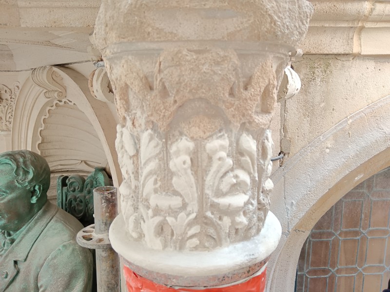 Atelier Giordani - Conservation - Restauration
Edifice – Mobilier - Sculpture – Objets d’art – Moulage –
Pierre, bois métal, polychromie et dorure - Conservation restauration du monument Alexandre Legrand au Palais des Bénédictines - Pierre, statue et pinacle en bronze - Traitement biocide
Nettoyage par microsablage sur le support pierreux
Nettoyage par application de compresses de pulpe de cellulose avec agent complexant EDTA 
Restitution des manques par prises d'empreintes en élastomère et tirés au mortier Altar
Greffe d'un chapiteau
Ragréage des lacunes au mortier Altar
Patine d'harmonisation du support pierreux

Nettoyage de la statue en bronze par microabrasion
Réalisation d'une patine vert-de-gris
Cirage

Nettoyage par microabrasion sur pinacle en bronze
Passivation du support
Cirage