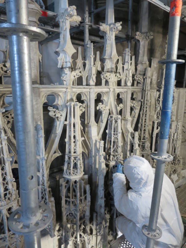 Atelier Giordani - Conservation - Restauration
Edifice – Mobilier - Sculpture – Objets d’art – Moulage –
Pierre, bois métal, polychromie et dorure - Conservation restauration du tour de chœur de la Cathédrale Notre Dame de Chartres - Pierre - - Dépoussiérage soigneux
- Pré-consolidation de l'épiderme
- Nettoyage par application de latex pelable
- Nettoyage complémentaire par application de compresse de carbonate d'ammonium
- Rinçage à l'eau déminéralisé et brossage doux
- Purge des joints défaillants et rejointoiement
- Consolidation du support
- Traitement des ferrures, agrafes et éléments ferreux
- Reprise d'enduits et ragréages
- Goujonnages et collages
-Patine d'harmonisation