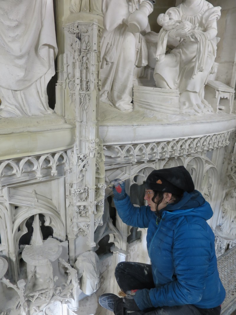 Atelier Giordani - Conservation - Restauration
Edifice – Mobilier - Sculpture – Objets d’art – Moulage –
Pierre, bois métal, polychromie et dorure - Conservation restauration du tour de chœur de la Cathédrale Notre Dame de Chartres - Pierre - - Dépoussiérage soigneux
- Pré-consolidation de l'épiderme
- Nettoyage par application de latex pelable
- Nettoyage complémentaire par application de compresse de carbonate d'ammonium
- Rinçage à l'eau déminéralisé et brossage doux
- Purge des joints défaillants et rejointoiement
- Consolidation du support
- Traitement des ferrures, agrafes et éléments ferreux
- Reprise d'enduits et ragréages
- Goujonnages et collages
-Patine d'harmonisation
