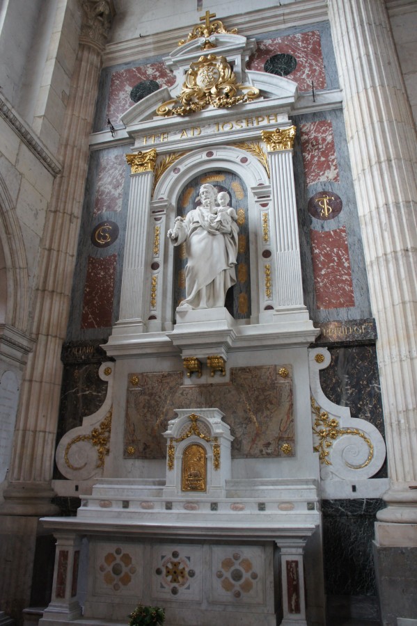 Atelier Giordani - Conservation - Restauration
Edifice – Mobilier - Sculpture – Objets d’art – Moulage –
Pierre, bois métal, polychromie et dorure - Conservation restauration retable St Joseph de la Basilique Notre-Dame - Bois - Marbre - Dorure - - Dépose-repose et transfert en atelier des ornements pour interventions
- Traitement insecticide des ornements bois
- Dépoussiérage soigneux
- Consolidation chimique du bois
- Nettoyage au TAC
- Passivation des éléments ferreux
- Vérification des systèmes d'assemblages
- Restitutions par goujonnage et collage des éléments mobiles et éléments modelés
- Comblements des manques et lacunes
- Masticage des lacunes de surfaces
- Réintégration colorées ponctuelles
- Dorures à la mixtion