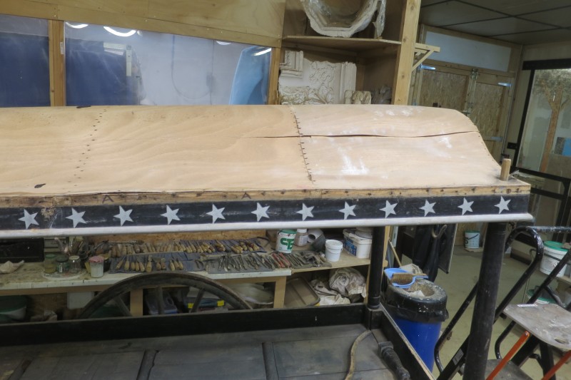 Atelier Giordani - Conservation - Restauration
Edifice – Mobilier - Sculpture – Objets d’art – Moulage –
Pierre, bois métal, polychromie et dorure - Restauration d'un corbillard pour la commune de Mareil-Marly - Bois et métal peint - -Transfert en atelier pour intervention
-Dépoussiérage sous aspiration contrôlée
-Nettoyage au triammonium citrate
-Traitement insecticide par anoxie dynamique et préventif par application d'un insecticide adapté
-Consolidation chimique du bois par imprégnation de résine
-Greffes de bois pour les manques
-Réfection intérieur du toit
Retouches de polychromie et harmonisation