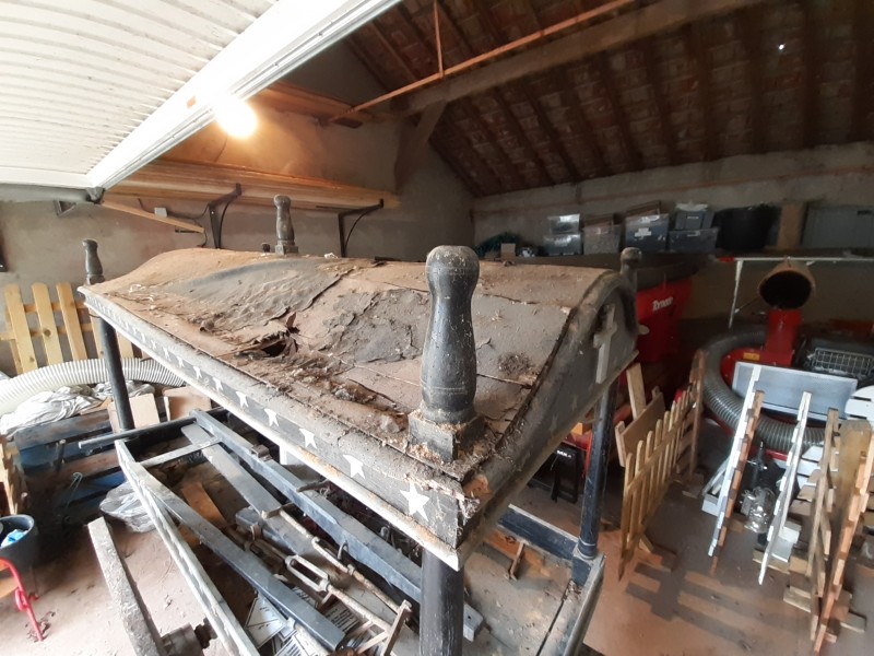 Atelier Giordani - Conservation - Restauration
Edifice – Mobilier - Sculpture – Objets d’art – Moulage –
Pierre, bois métal, polychromie et dorure - Restauration d'un corbillard pour la commune de Mareil-Marly - Bois et métal peint - -Transfert en atelier pour intervention
-Dépoussiérage sous aspiration contrôlée
-Nettoyage au triammonium citrate
-Traitement insecticide par anoxie dynamique et préventif par application d'un insecticide adapté
-Consolidation chimique du bois par imprégnation de résine
-Greffes de bois pour les manques
-Réfection intérieur du toit
Retouches de polychromie et harmonisation