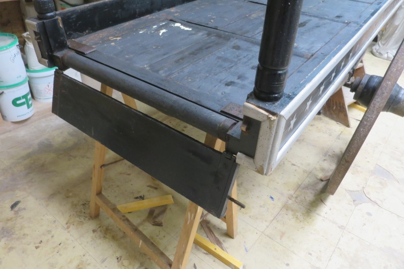 Atelier Giordani - Conservation - Restauration
Edifice – Mobilier - Sculpture – Objets d’art – Moulage –
Pierre, bois métal, polychromie et dorure - Restauration d'un corbillard pour la commune de Mareil-Marly - Bois et métal peint - -Transfert en atelier pour intervention
-Dépoussiérage sous aspiration contrôlée
-Nettoyage au triammonium citrate
-Traitement insecticide par anoxie dynamique et préventif par application d'un insecticide adapté
-Consolidation chimique du bois par imprégnation de résine
-Greffes de bois pour les manques
-Réfection intérieur du toit
Retouches de polychromie et harmonisation
