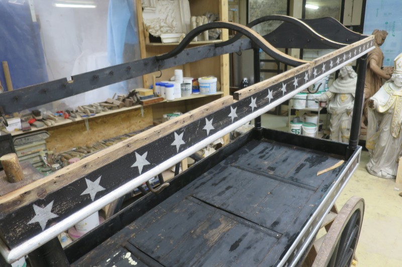 Atelier Giordani - Conservation - Restauration
Edifice – Mobilier - Sculpture – Objets d’art – Moulage –
Pierre, bois métal, polychromie et dorure - Restauration d'un corbillard pour la commune de Mareil-Marly - Bois et métal peint - -Transfert en atelier pour intervention
-Dépoussiérage sous aspiration contrôlée
-Nettoyage au triammonium citrate
-Traitement insecticide par anoxie dynamique et préventif par application d'un insecticide adapté
-Consolidation chimique du bois par imprégnation de résine
-Greffes de bois pour les manques
-Réfection intérieur du toit
Retouches de polychromie et harmonisation
