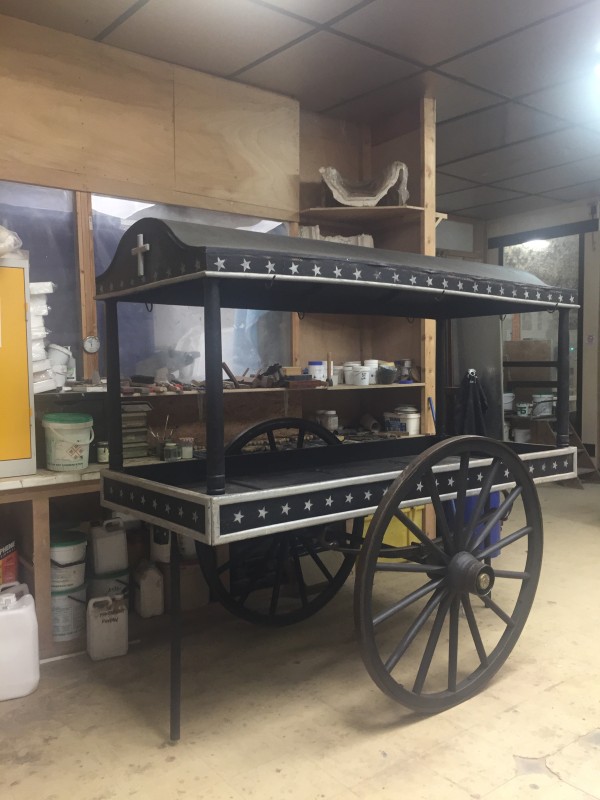 Atelier Giordani - Conservation - Restauration
Edifice – Mobilier - Sculpture – Objets d’art – Moulage –
Pierre, bois métal, polychromie et dorure - Restauration d'un corbillard pour la commune de Mareil-Marly - Bois et métal peint - -Transfert en atelier pour intervention
-Dépoussiérage sous aspiration contrôlée
-Nettoyage au triammonium citrate
-Traitement insecticide par anoxie dynamique et préventif par application d'un insecticide adapté
-Consolidation chimique du bois par imprégnation de résine
-Greffes de bois pour les manques
-Réfection intérieur du toit
Retouches de polychromie et harmonisation