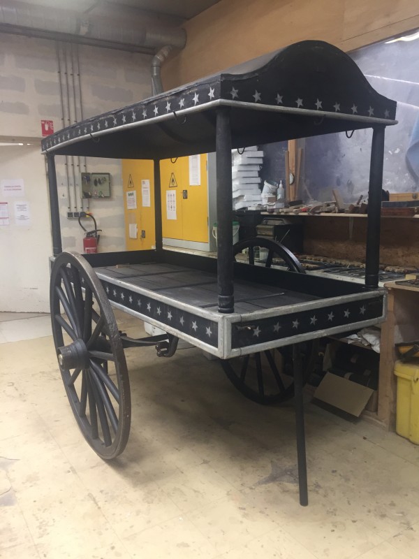 Atelier Giordani - Conservation - Restauration
Edifice – Mobilier - Sculpture – Objets d’art – Moulage –
Pierre, bois métal, polychromie et dorure - Restauration d'un corbillard pour la commune de Mareil-Marly - Bois et métal peint - -Transfert en atelier pour intervention
-Dépoussiérage sous aspiration contrôlée
-Nettoyage au triammonium citrate
-Traitement insecticide par anoxie dynamique et préventif par application d'un insecticide adapté
-Consolidation chimique du bois par imprégnation de résine
-Greffes de bois pour les manques
-Réfection intérieur du toit
Retouches de polychromie et harmonisation