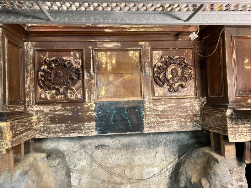 Atelier Giordani - Conservation - Restauration
Edifice – Mobilier - Sculpture – Objets d’art – Moulage –
Pierre, bois métal, polychromie et dorure - Restauration du retable latéral sud de l’église Saint Georges - Dépose partielle du retable, traitement des statues et décors d’applique infestés d’insectes xylophages par passage en machine d’anoxie dynamique (traitement par privation d’oxygène) - OPÉRATIONS RÉALISÉES

Reprise de la structure, greffes, et restitution des manques. 

Nettoyage de l’ensemble, fixation des zones de peinture écaillante, et restauration de la polychromie par réalisation 
de retouches de faux-bois et reprise de la dorure.