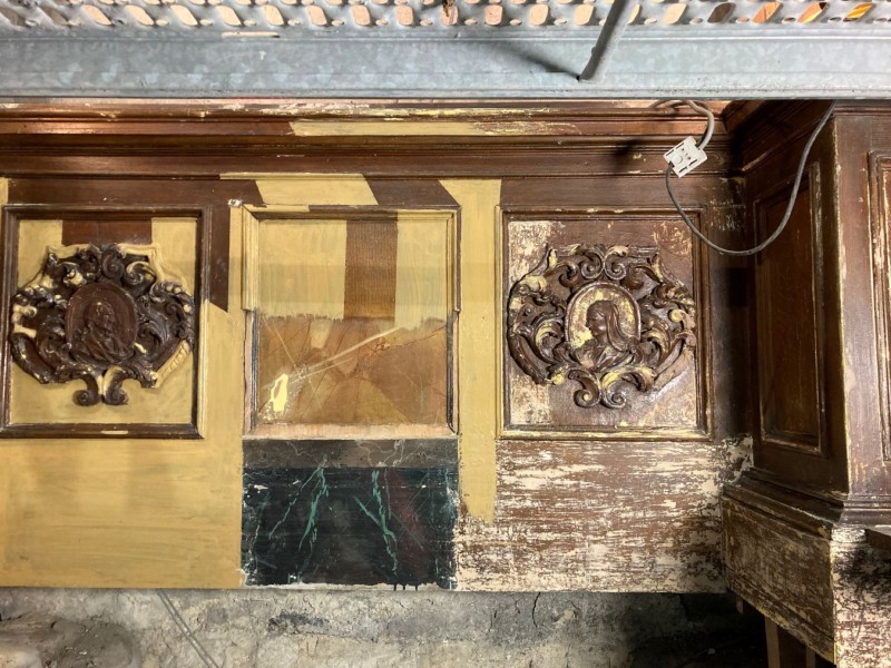 Atelier Giordani - Conservation - Restauration
Edifice – Mobilier - Sculpture – Objets d’art – Moulage –
Pierre, bois métal, polychromie et dorure - Restauration du retable latéral sud de l’église Saint Georges - Dépose partielle du retable, traitement des statues et décors d’applique infestés d’insectes xylophages par passage en machine d’anoxie dynamique (traitement par privation d’oxygène) - OPÉRATIONS RÉALISÉES

Reprise de la structure, greffes, et restitution des manques. 

Nettoyage de l’ensemble, fixation des zones de peinture écaillante, et restauration de la polychromie par réalisation 
de retouches de faux-bois et reprise de la dorure.