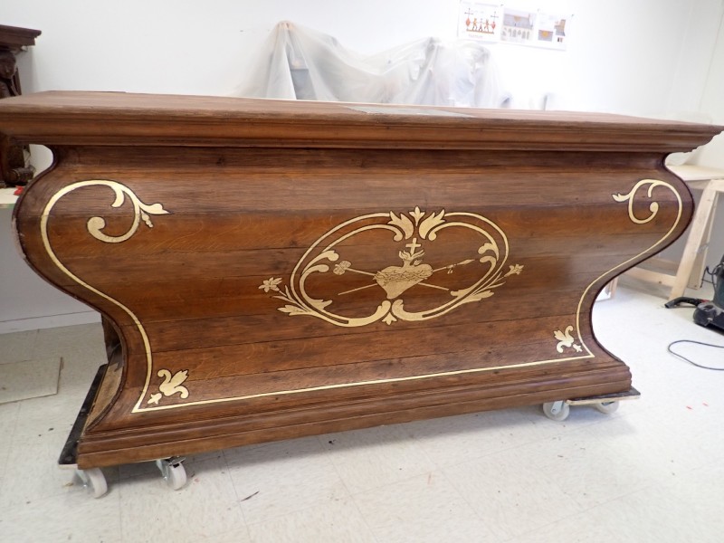 Atelier Giordani - Conservation - Restauration
Edifice – Mobilier - Sculpture – Objets d’art – Moulage –
Pierre, bois métal, polychromie et dorure - Restauration du retable latéral sud de l’église Saint Georges - Dépose partielle du retable, traitement des statues et décors d’applique infestés d’insectes xylophages par passage en machine d’anoxie dynamique (traitement par privation d’oxygène) - OPÉRATIONS RÉALISÉES

Reprise de la structure, greffes, et restitution des manques. 

Nettoyage de l’ensemble, fixation des zones de peinture écaillante, et restauration de la polychromie par réalisation 
de retouches de faux-bois et reprise de la dorure.