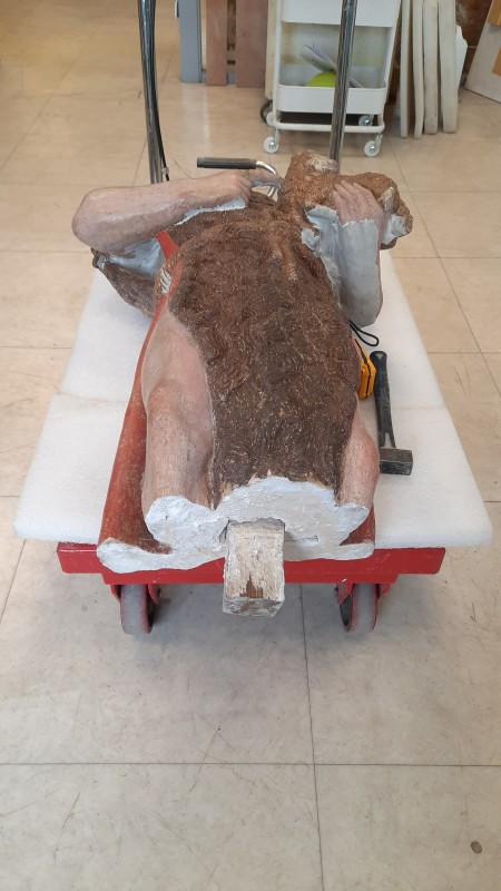 Atelier Giordani - Conservation - Restauration
Edifice – Mobilier - Sculpture – Objets d’art – Moulage –
Pierre, bois métal, polychromie et dorure - Dégagement d'une statue de St Jean-Baptiste en pierre - Pierre polychrome - -transport aller/retour en atelier
- Dégagement mécanique des surpeints sous lunettes binoculaire
- Purge des anciennes restaurations et reprise reprise au polyfila des zones à combler et modeler
- Scellement de la tête et de la terrasse par goujon en inox et colle Hilti
- Retouche colorée
- Repose et fixation