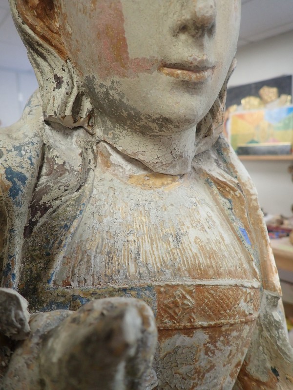 Atelier Giordani - Conservation - Restauration
Edifice – Mobilier - Sculpture – Objets d’art – Moulage –
Pierre, bois métal, polychromie et dorure - Dégagement d'une statue de Vierge à l'enfant en pierre calcaire - Pierre calcaire polychrome - - Transport aller/retour en atelier
- Dépoussiérage et nettoyage
- Etude stratigraphique avec réalisation de sondages stratigraphiques
- Consolidation du support
- Restitution des lacunes
- Scellement de la tête de la vierge
- Restitution doigt de la main gauche et des éléments de la couronne non hypothétiques
- Dégagement des surpeints par action mécanique sous lunettes binoculaires
- Refixage de la polychromie
- Retouche de polychromie et dorure