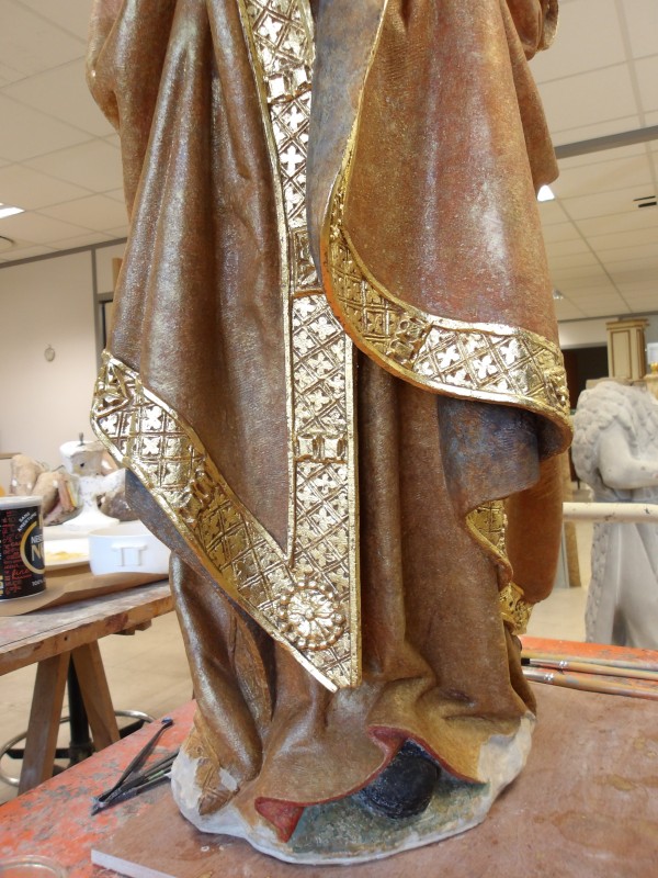 Atelier Giordani - Conservation - Restauration
Edifice – Mobilier - Sculpture – Objets d’art – Moulage –
Pierre, bois métal, polychromie et dorure - Dégagement d'une statue de Vierge à l'enfant en pierre calcaire - Pierre calcaire polychrome - - Transport aller/retour en atelier
- Dépoussiérage et nettoyage
- Etude stratigraphique avec réalisation de sondages stratigraphiques
- Consolidation du support
- Restitution des lacunes
- Scellement de la tête de la vierge
- Restitution doigt de la main gauche et des éléments de la couronne non hypothétiques
- Dégagement des surpeints par action mécanique sous lunettes binoculaires
- Refixage de la polychromie
- Retouche de polychromie et dorure