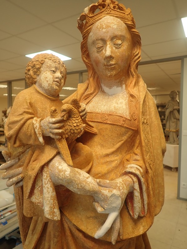 Atelier Giordani - Conservation - Restauration
Edifice – Mobilier - Sculpture – Objets d’art – Moulage –
Pierre, bois métal, polychromie et dorure - Dégagement d'une statue de Vierge à l'enfant en pierre calcaire - Pierre calcaire polychrome - - Transport aller/retour en atelier
- Dépoussiérage et nettoyage
- Etude stratigraphique avec réalisation de sondages stratigraphiques
- Consolidation du support
- Restitution des lacunes
- Scellement de la tête de la vierge
- Restitution doigt de la main gauche et des éléments de la couronne non hypothétiques
- Dégagement des surpeints par action mécanique sous lunettes binoculaires
- Refixage de la polychromie
- Retouche de polychromie et dorure