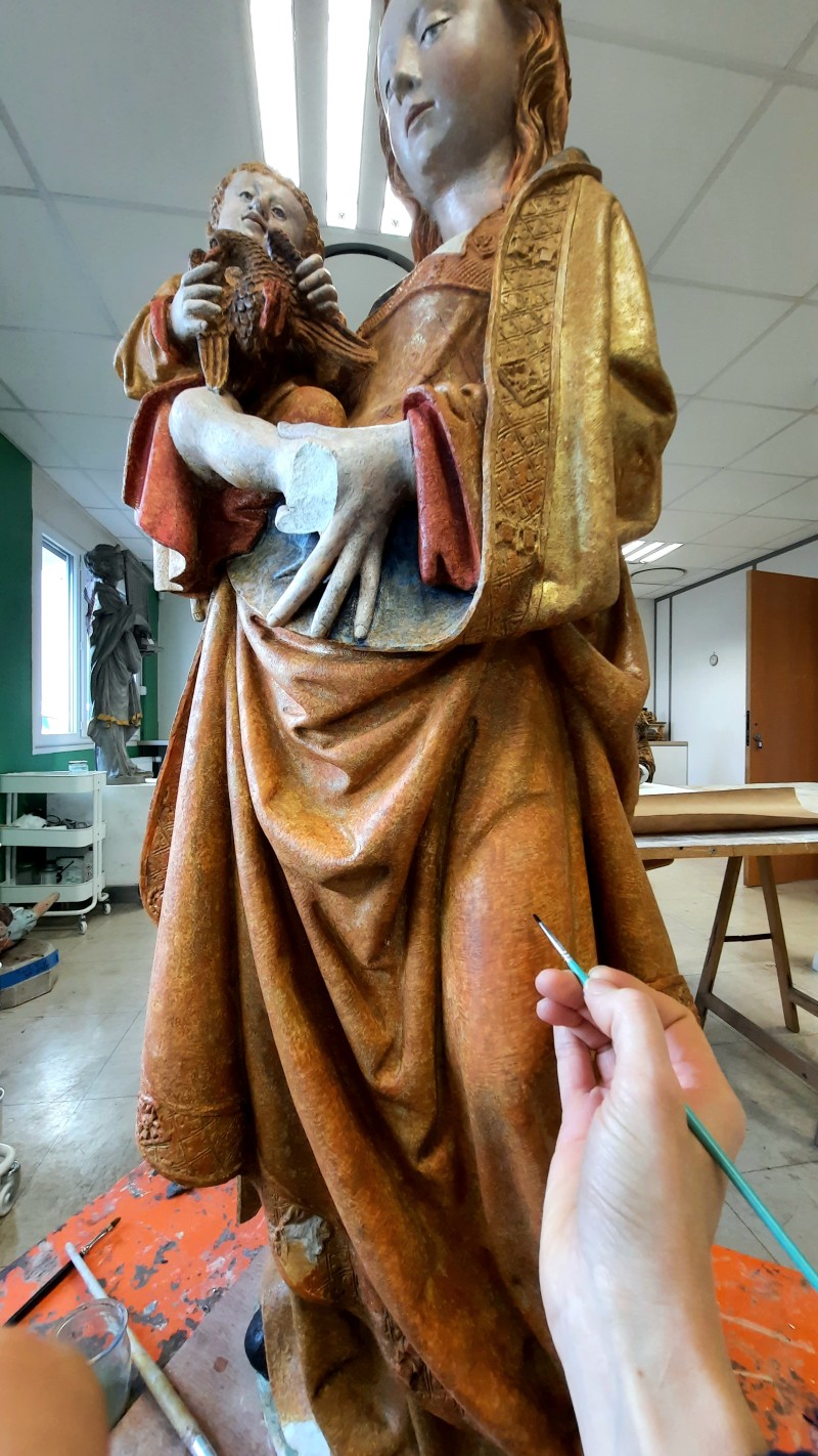 Atelier Giordani - Conservation - Restauration
Edifice – Mobilier - Sculpture – Objets d’art – Moulage –
Pierre, bois métal, polychromie et dorure - Dégagement d'une statue de Vierge à l'enfant en pierre calcaire - Pierre calcaire polychrome - - Transport aller/retour en atelier
- Dépoussiérage et nettoyage
- Etude stratigraphique avec réalisation de sondages stratigraphiques
- Consolidation du support
- Restitution des lacunes
- Scellement de la tête de la vierge
- Restitution doigt de la main gauche et des éléments de la couronne non hypothétiques
- Dégagement des surpeints par action mécanique sous lunettes binoculaires
- Refixage de la polychromie
- Retouche de polychromie et dorure