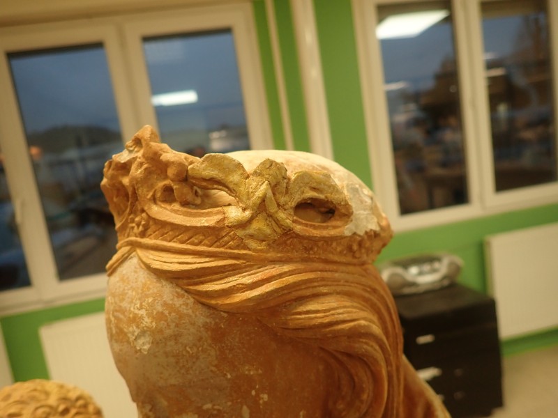 Atelier Giordani - Conservation - Restauration
Edifice – Mobilier - Sculpture – Objets d’art – Moulage –
Pierre, bois métal, polychromie et dorure - Dégagement d'une statue de Vierge à l'enfant en pierre calcaire - Pierre calcaire polychrome - - Transport aller/retour en atelier
- Dépoussiérage et nettoyage
- Etude stratigraphique avec réalisation de sondages stratigraphiques
- Consolidation du support
- Restitution des lacunes
- Scellement de la tête de la vierge
- Restitution doigt de la main gauche et des éléments de la couronne non hypothétiques
- Dégagement des surpeints par action mécanique sous lunettes binoculaires
- Refixage de la polychromie
- Retouche de polychromie et dorure